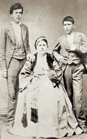Vojislav Ilić sa majkom i bratom