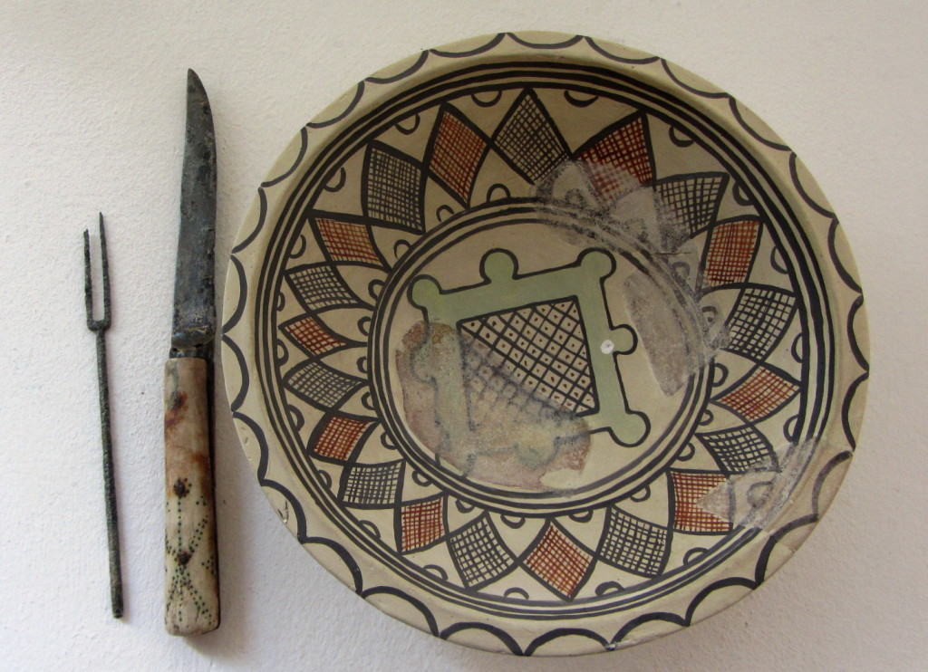 Sopoćani, viljuška, nož i tanjir od majolike, 13. vek