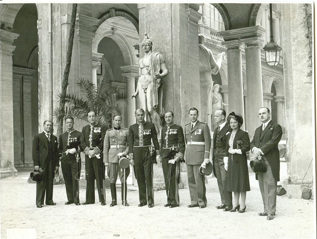 Pavle Beljanski sa osobljem poslanstva Kraljevine Jugoslavije u Rimu (levo M. Crnjanski, peti s leva P. Beljanski), 1938.