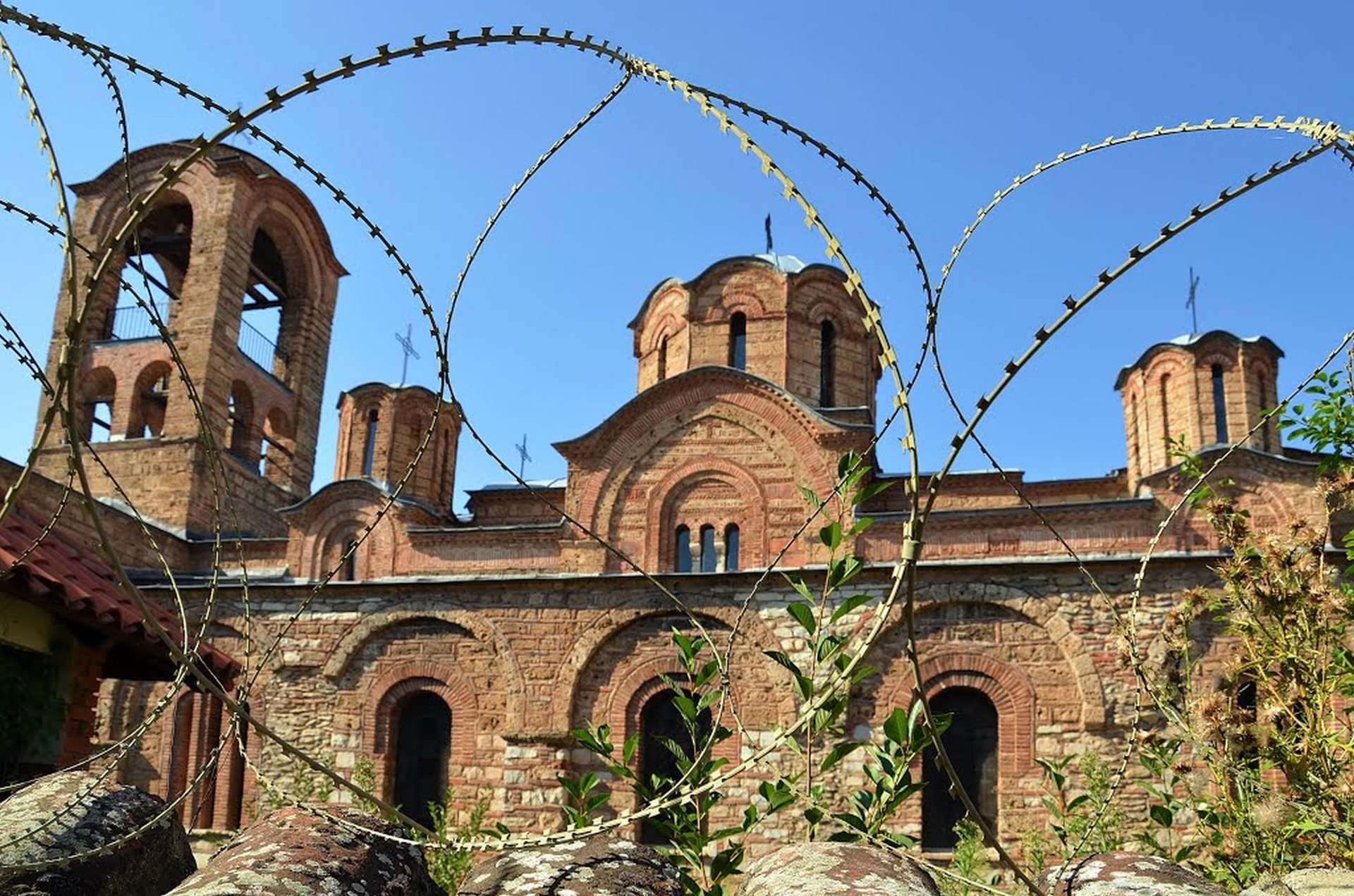 Bogorodica Ljeviška i bodljikava žica, foto @ SPC