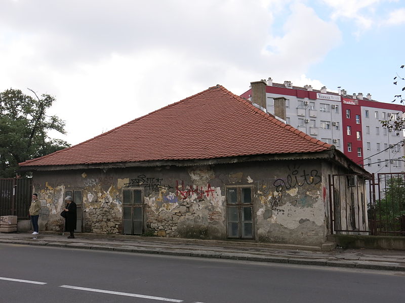 Zapuštena i zaboravljena stara škola u Žarkovu, By Dungodung, sopstveno delo, CC BY-SA 3.0, https://commons.wikimedia.org)