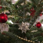 Kićenje jelke – od božićne do potrošačke bajke